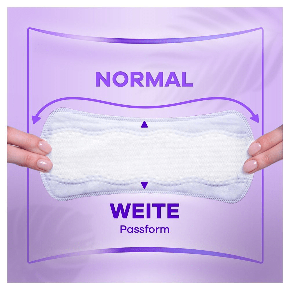 Always Slipeinlage wird von Händen gehalten, um die normale, weite Passform hervorzuheben.