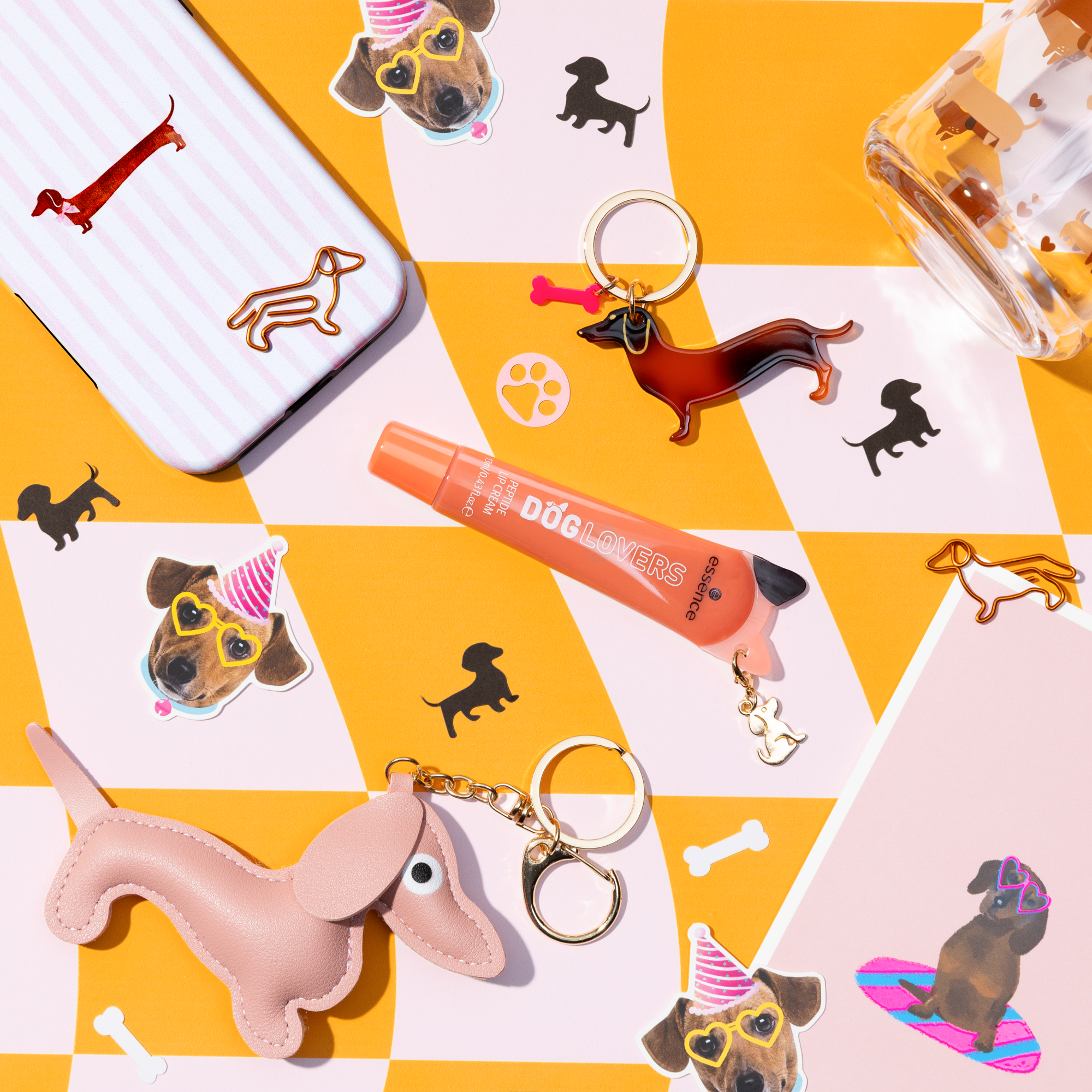 Bild: essence DOG GANG OR CAT CREW?!? DOG LOVERS peptide lip cream