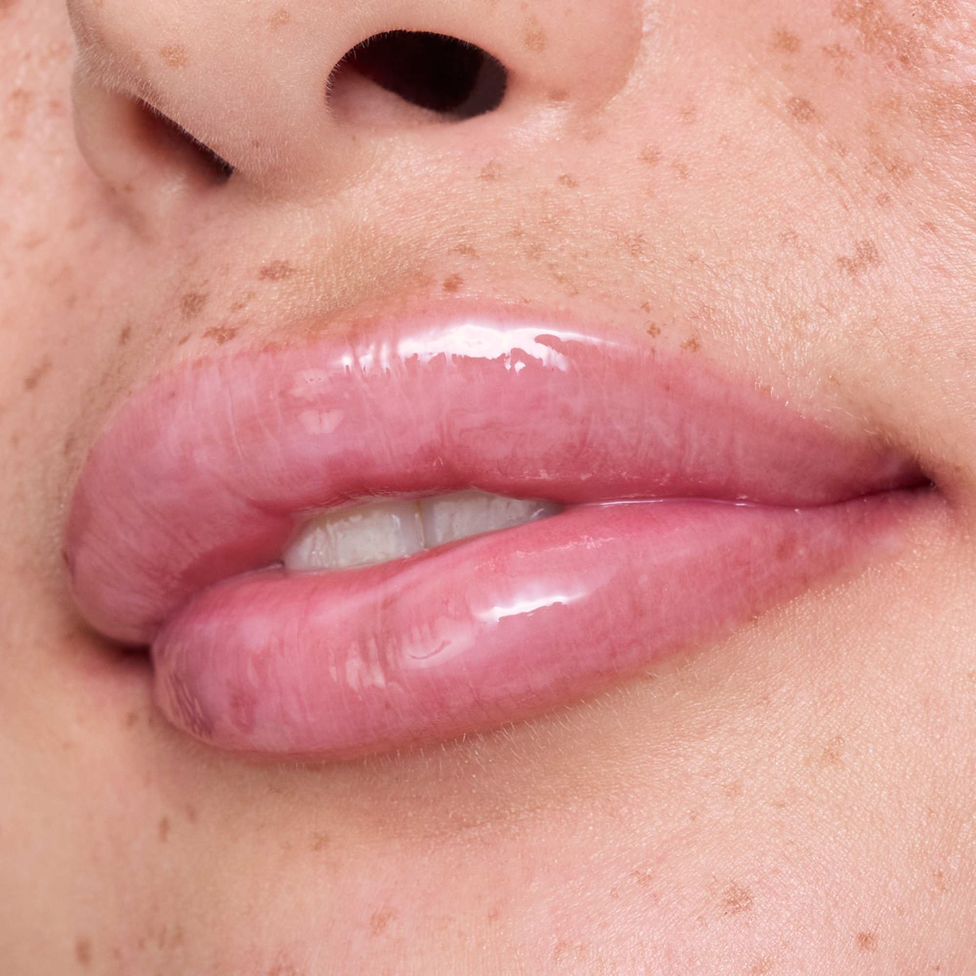 Bild: essence milky GLAZED glossy lip balm Sheeriously Creamy