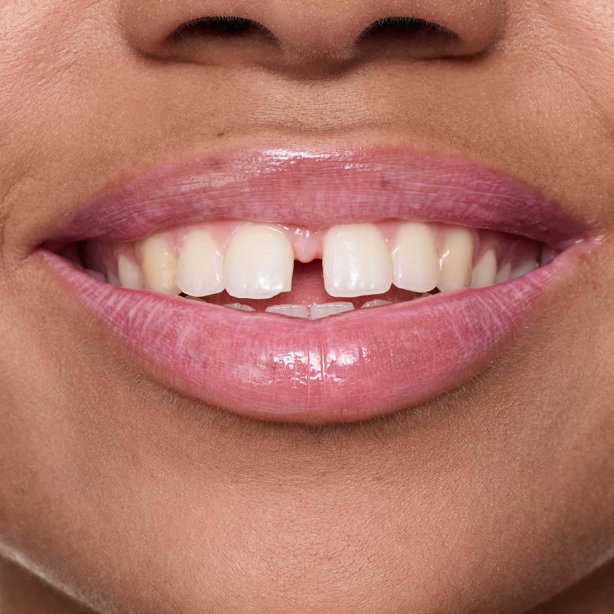 Bild: essence milky GLAZED glossy lip balm Strawberry Whip