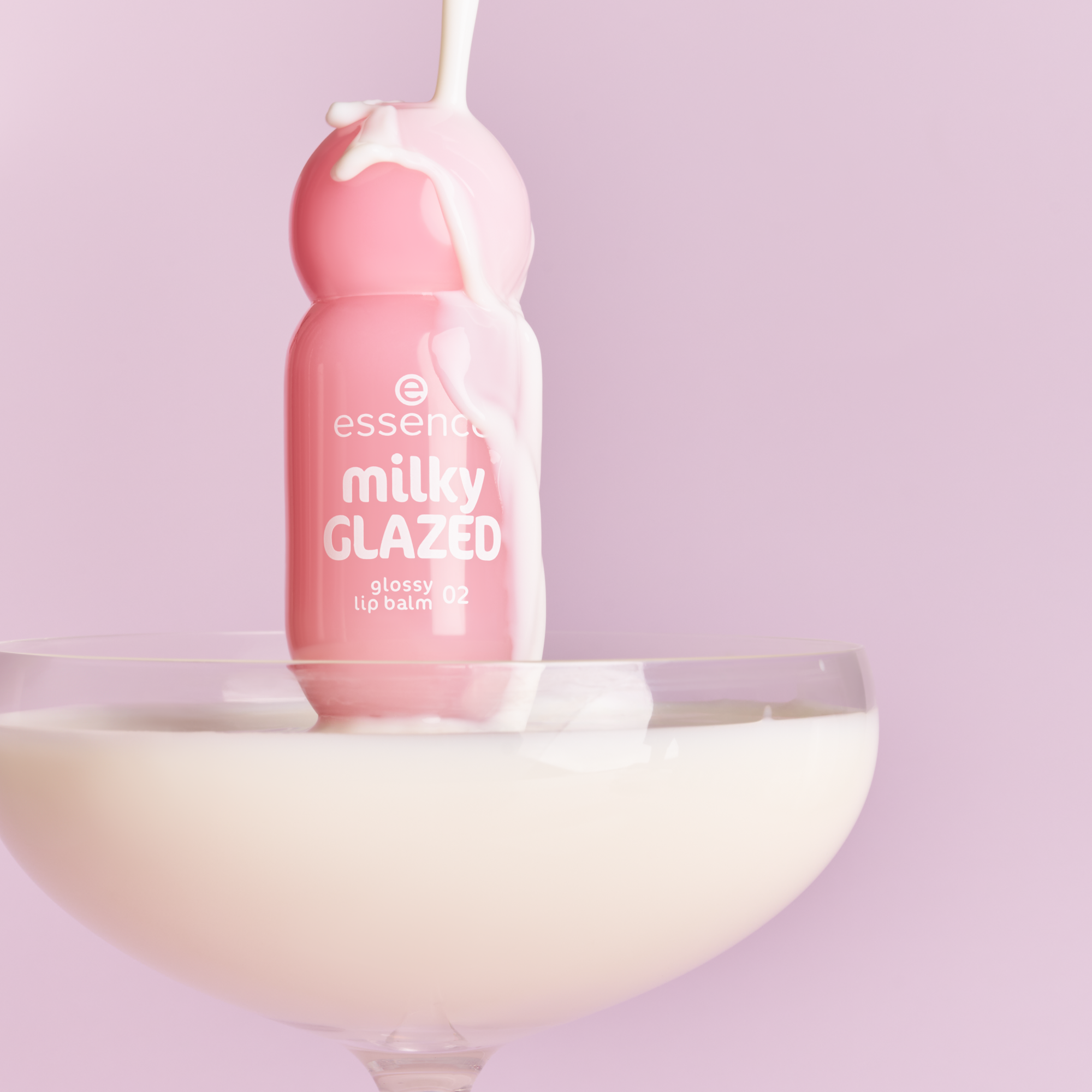 Bild: essence milky GLAZED glossy lip balm Strawberry Whip