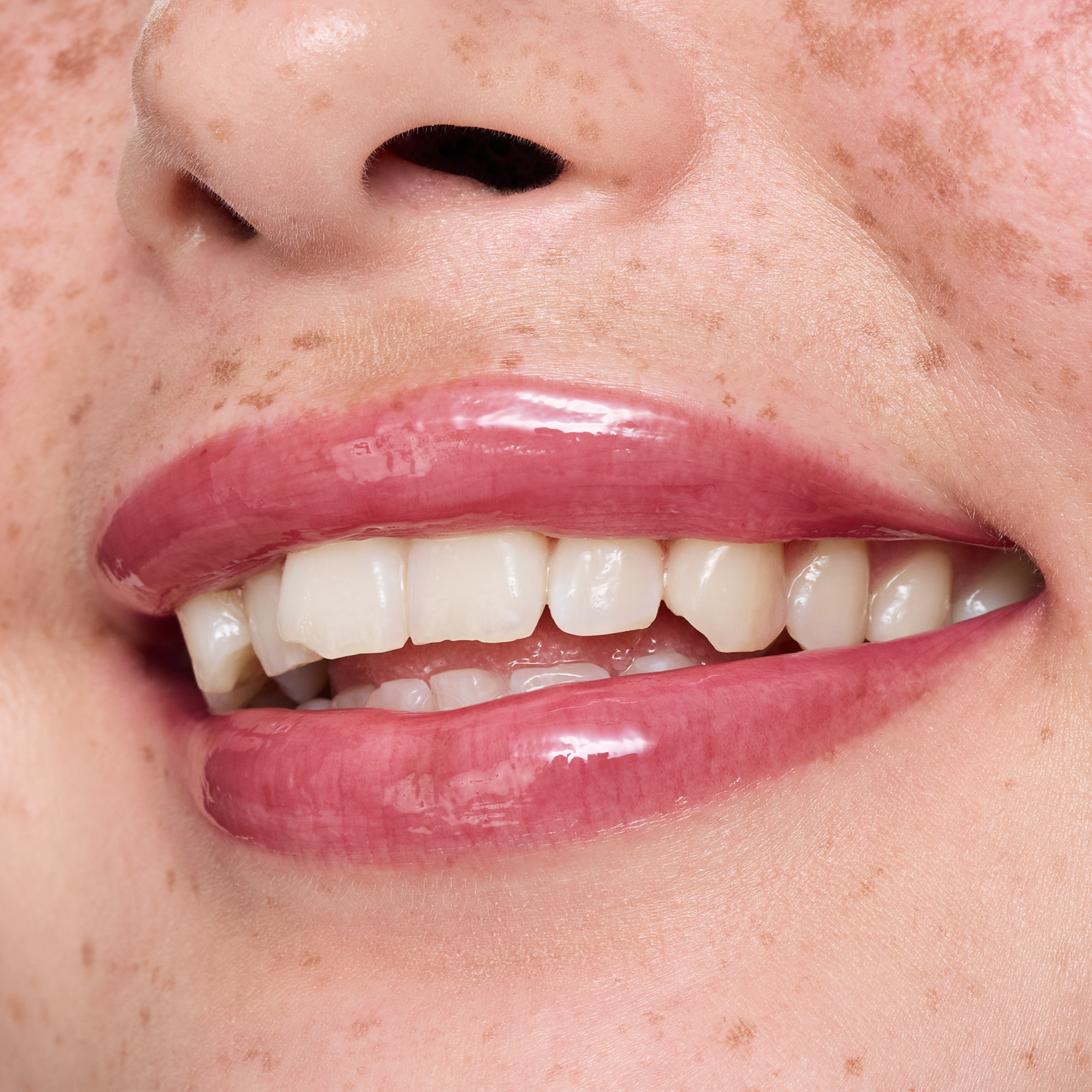 Bild: essence milky GLAZED glossy lip balm Cherry on Top