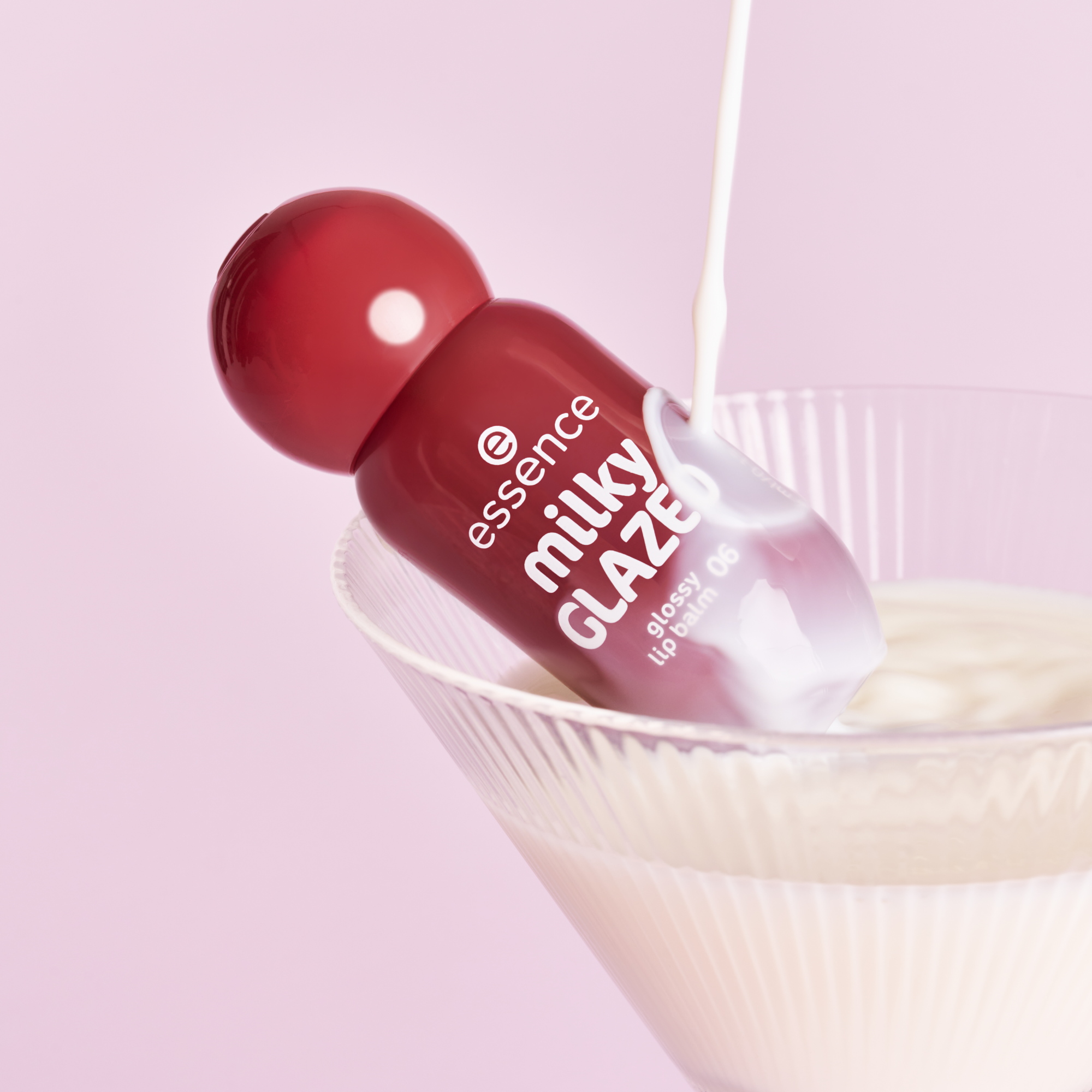 Bild: essence milky GLAZED glossy lip balm Cherry on Top
