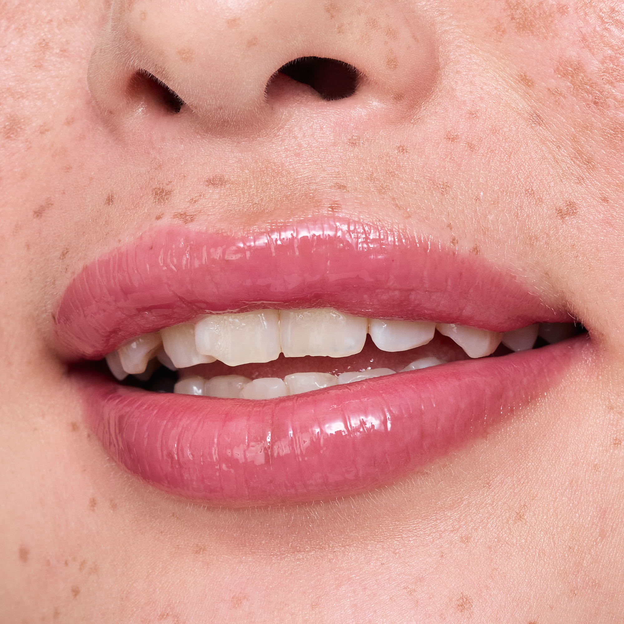 Bild: essence milky GLAZED glossy lip balm Berry Au Lait