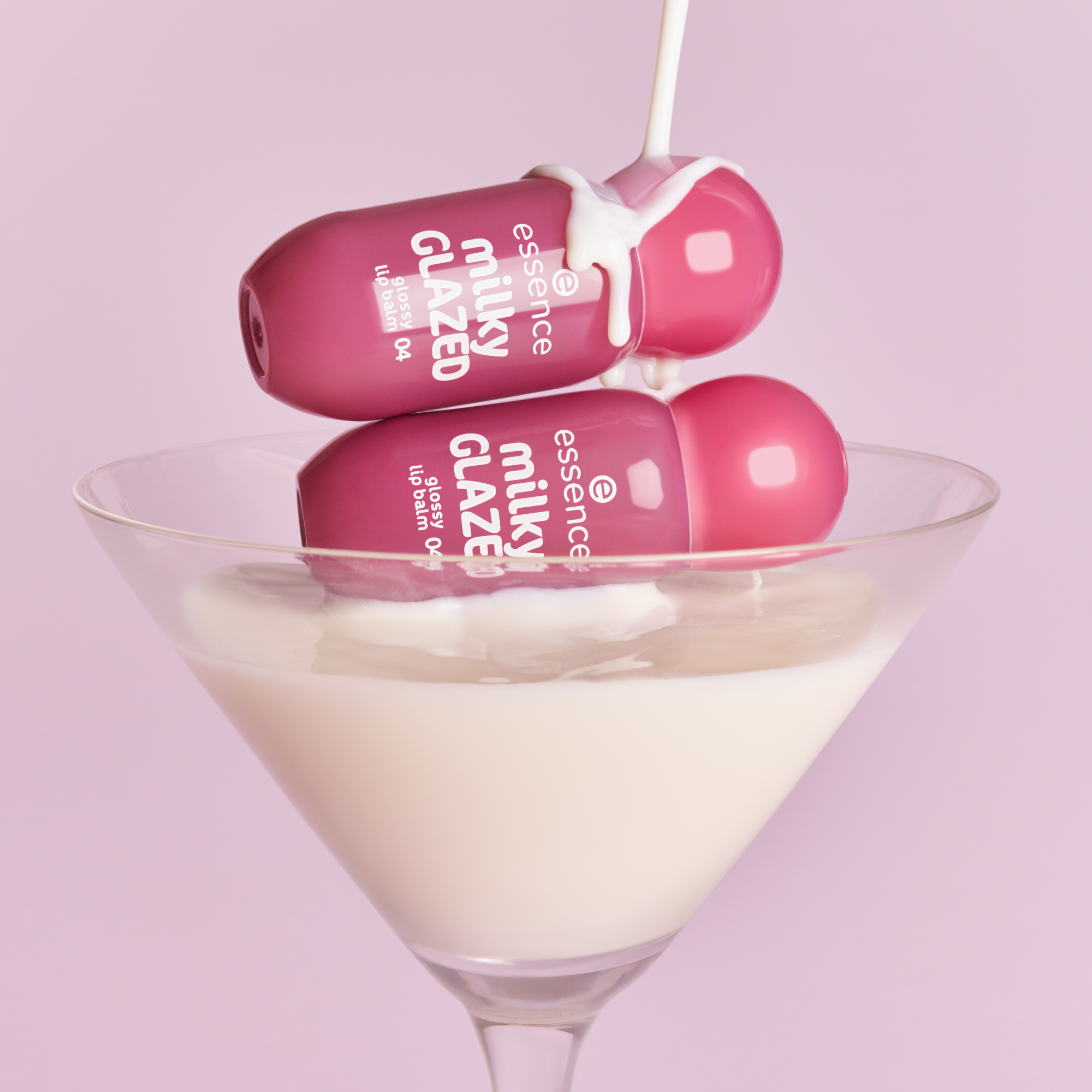 Bild: essence milky GLAZED glossy lip balm Berry Au Lait