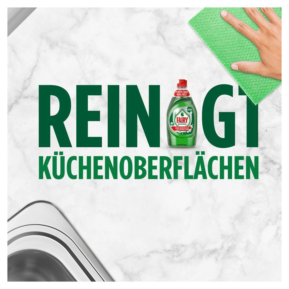 Fairy Spülmittelkonzentrat reinigt Küchenoberflächen, dargestellt mit einer Fairy-Original-Flasche und einer Hand, die eine Küchenoberfläche reinigt.