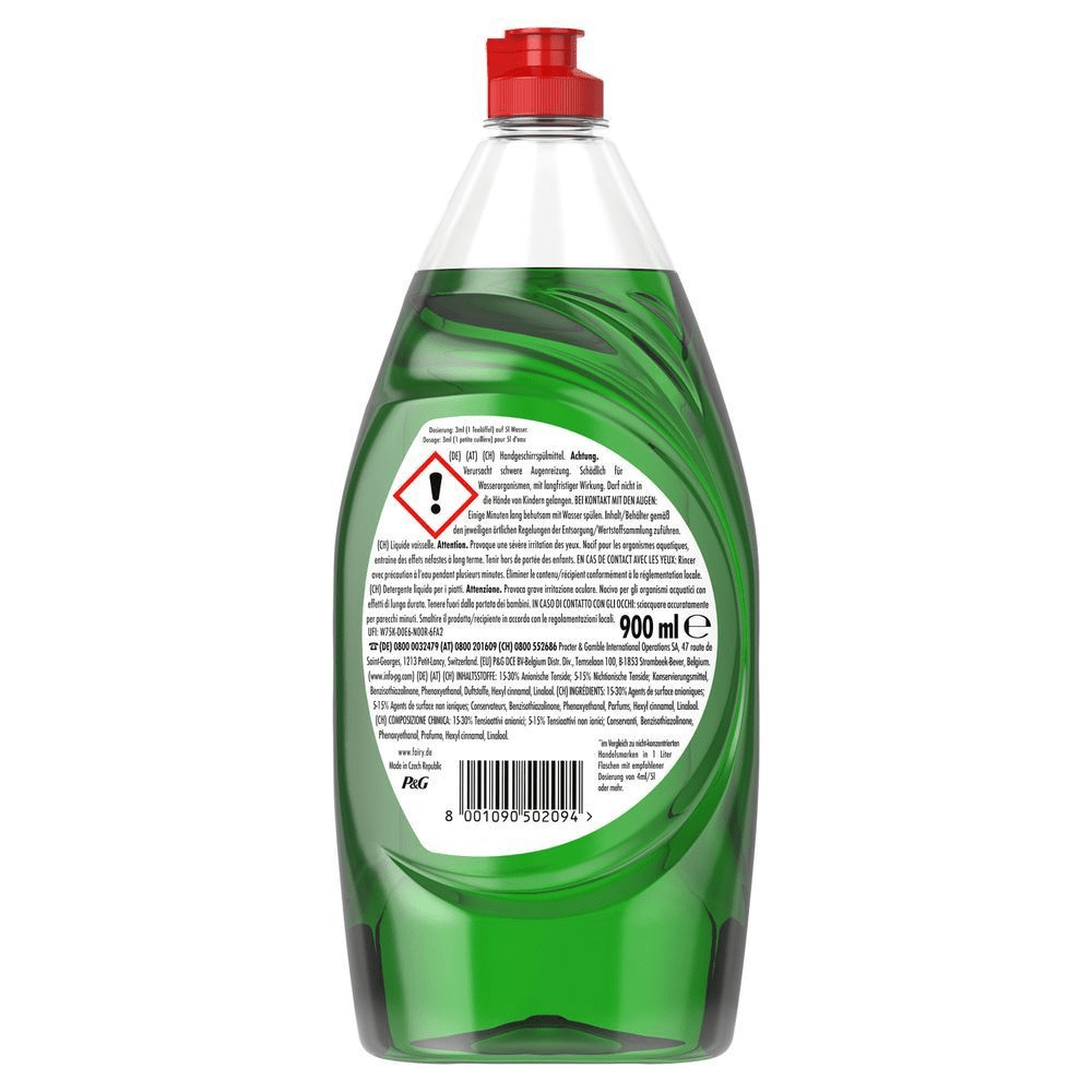 Fairy Handgeschirrspülmittel, 900 ml Flasche grüne Flüssigkeit, mit Warnhinweis zur Augenreizung und Hinweis auf Inhaltsstoffe. [IT] Fairy detersivo per piatti confezione da 900 ml con formula concentrata, per risultati di pulizia superiori.