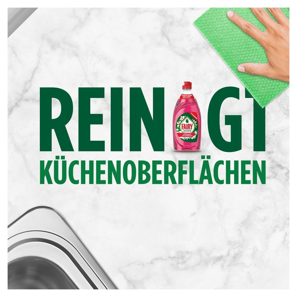Fairy Spülmittelkonzentrat reinigt Küchenoberflächen, dargestellt mit einer Fairy-Pinke Jasminblüte-Flasche und einer Hand, die eine Küchenoberfläche reinigt.