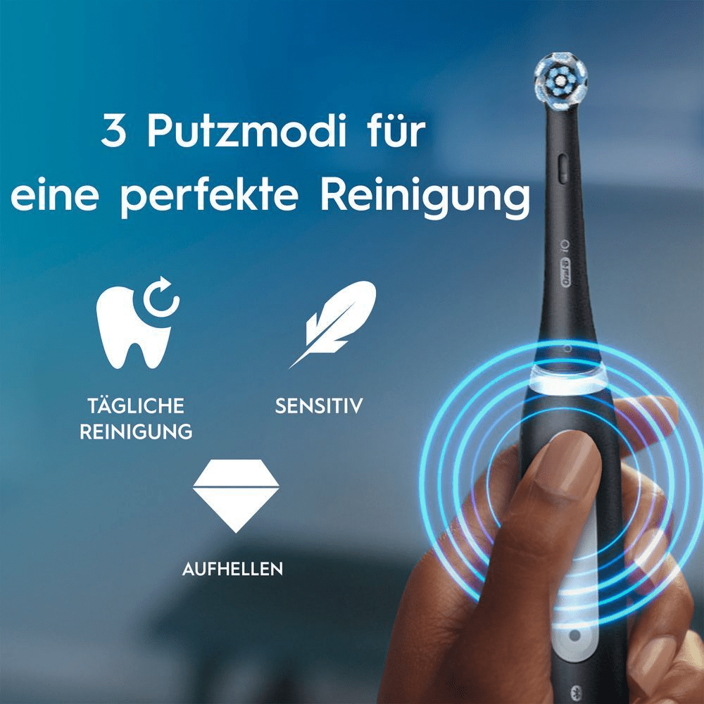 Nahaufnahme einer Oral-B iO Zahnbürste mit Produktmerkmalen, einschließlich 3 Putzmodi für eine perfekte Reinigung: Tägliche Reinigung, Sensitiv und Aufhellen