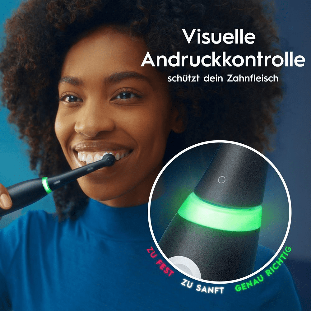 Eine Frau, die lächelt und eine Oral-B iO Zahnbürste benutzt, wobe idie visuelle Andruckkontrolle hervorgehoben wird, die grün leuchtet, wenn man genau richtig putzt, um das Zahnfleisch zu schützen.