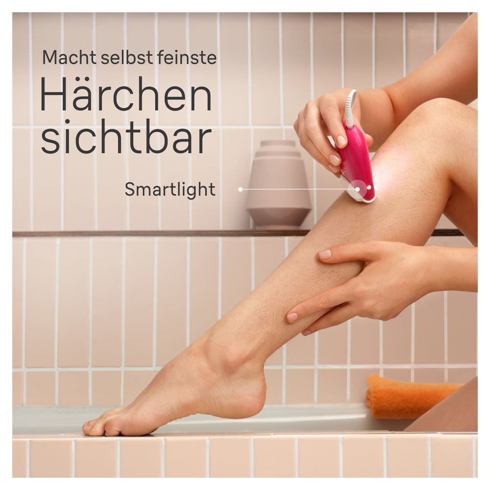 Braun Epilierer im Einsatz, der dank Smartlight selbst feinste Härchen sichtbar macht.