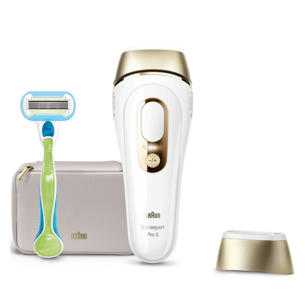 Braun Silk-expert Pro 5 IPL-Haarentfernungssystem mit Aufbewahrungstasche und Venus-Rasierer. [EN] Braun Silk Expert Pro 5 IPL device with charging base, Venus razor, and storage pouch. [DA] Braun Silk-expert Pro 5 IPL-hårfjerner vist med Venus barberhøvl, opbevaringsetui og opladningsstation. [RO] Braun Silk-expert Pro 5 prezentat cu husă de depozitare, suport și un aparat de ras Venus ca accesoriu. [SV] Braun Silk-expert Pro 5 IPL hårborttagningssystem med rakhyvel, förvaringsväska och laddningsstation. [IT] Braun Silk-expert Pro 5 con rasoio Venus, custodia e base di ricarica, per una depilazione a luce pulsata efficace e duratura. [CS] Braun Silk-expert Pro 5 s holicím strojkem Venus, pouzdrem a nabíjecí stanicí. [HU] Braun Silk-expert Pro 5 IPL szőrtelenítő rendszer a csomagolásával, borotvával és tároló táskával együtt látható. [SK] Braun Silk-expert Pro 5 s holiacim strojčekom Venus a puzdrom na uskladnenie. [FI] Braun Silk-expert Pro 5 -ihonhoitolaite, jossa on mukana Venus-höylä, säilytyspussi ja lataustelakka. [NO] Braun Silk-expert Pro 5 IPL-hårfjerner vist med Venus barberhøvel, oppbevaringsveske og ladestasjon. [ES] Braun Silk-expert Pro 5 con su estuche, base de carga y una maquinilla Venus Gillette para un afeitado suave. [PT] Braun Silk-expert Pro 5 IPL sistema de depilaçao com embalagem, base de carregamento, estojo e lâmina Venus, destacando os acessórios inclusos.;