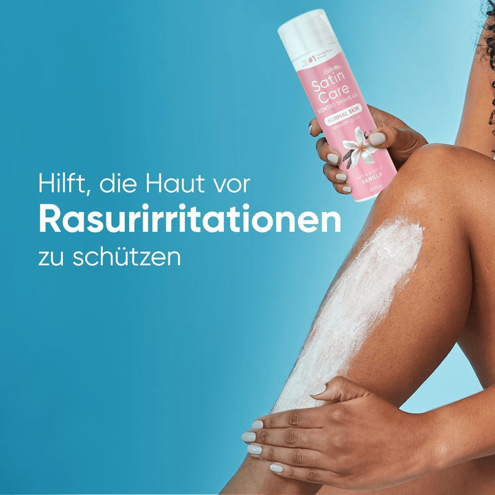 Person vor einem blauen Hintergrund trägt Satin Care mit Aloe Vera Rasiergel auf ihr Bein auf. „Hilft, die Haut vor Rasurirritationen zu schützen.“