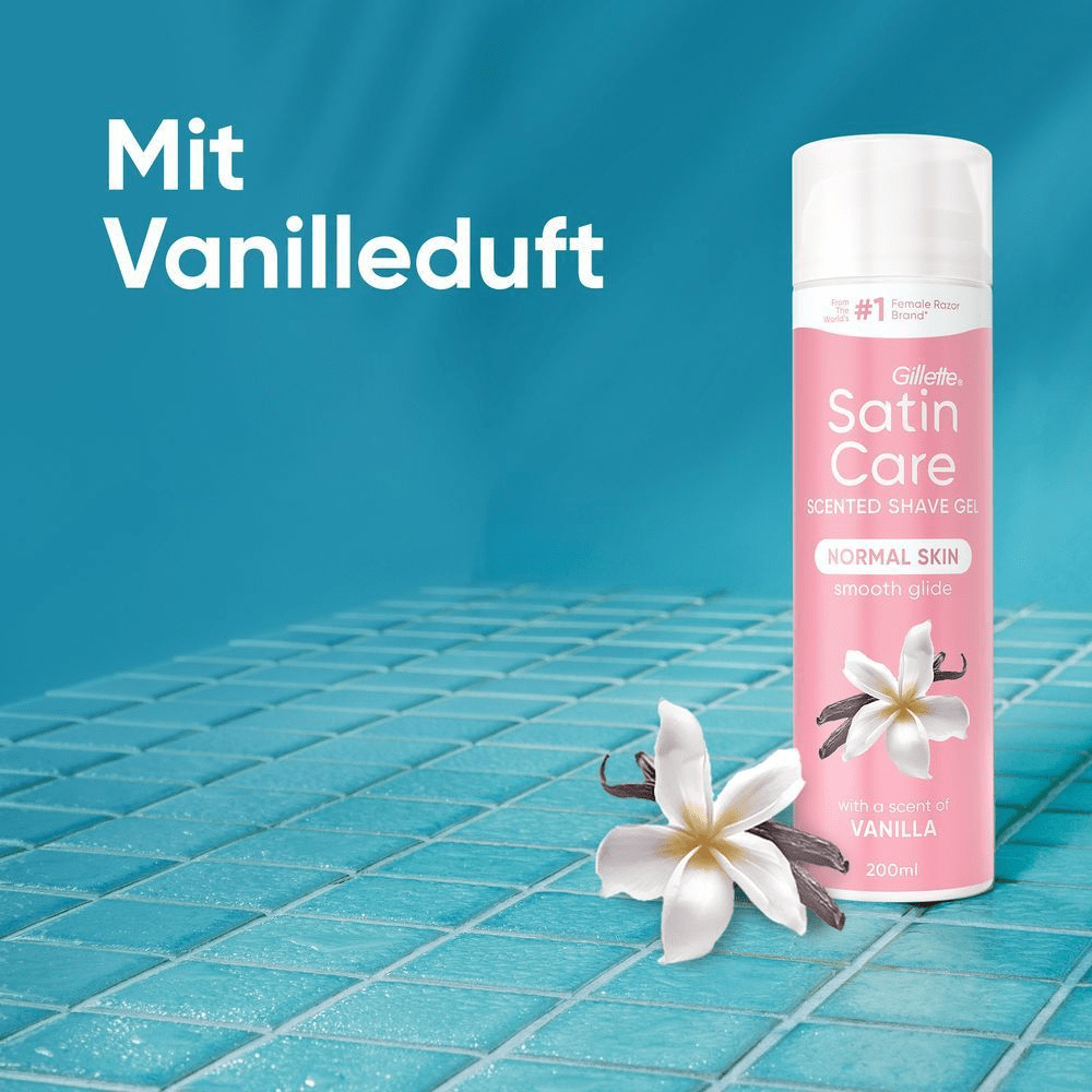 Pink Gillette Satin Care Rasiergel mit Vanilleduft für normale Haut auf türkisfarbenem Fliesenhintergrund mit Vanilleblüten.