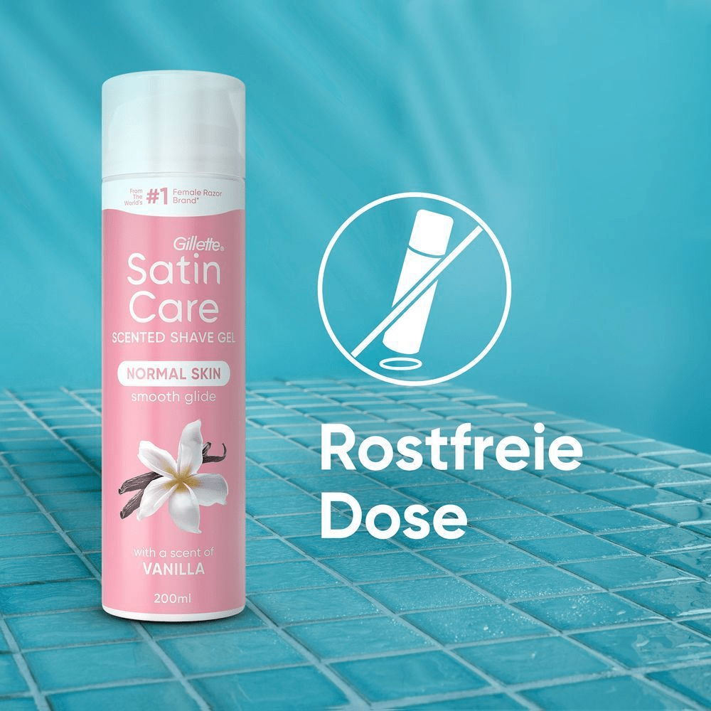 Gillette Satin Care Rasiergel für empfindliche Haut mit Aloe Vera in einer rostfreien Dose vor einem türkisfarbenen Fliesenhintergrund.
