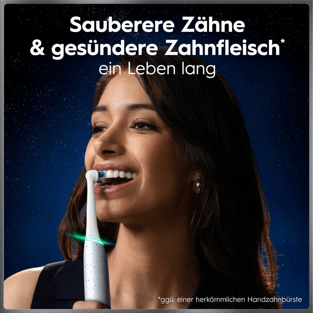 Person nutzt elektrische Zahnbürste für sauberere Zähne und gesünderes Zahnfleisch.