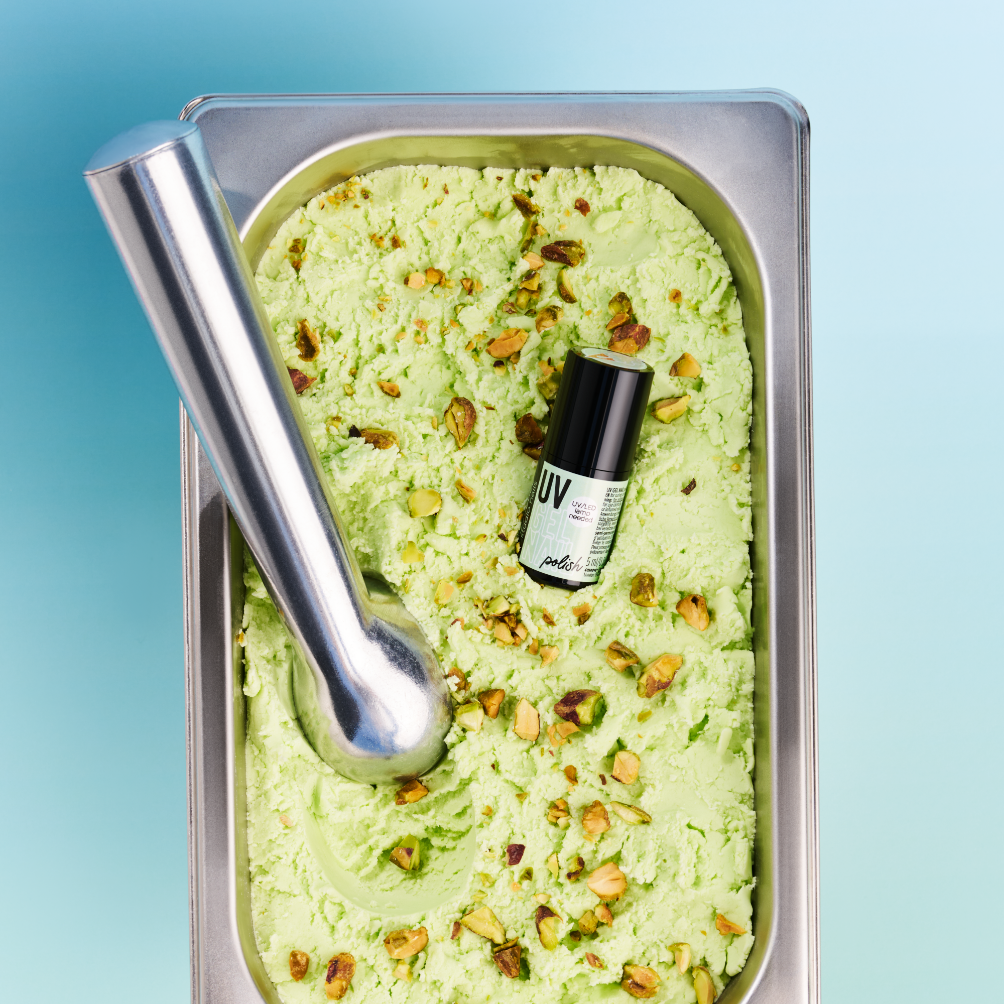 Bild: essence studio nails UV GEL NAIL polish 215