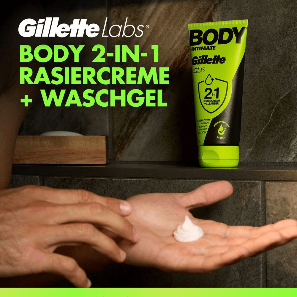Das Bild zeigt die Hände eines Mannes mit einem Klecks Gillette Labs Body 2-in-1 Rasiercreme und Waschgel in einer Hand. Im Hintergrund ist das Produkt in einem Regal in der Dusche zu sehen.