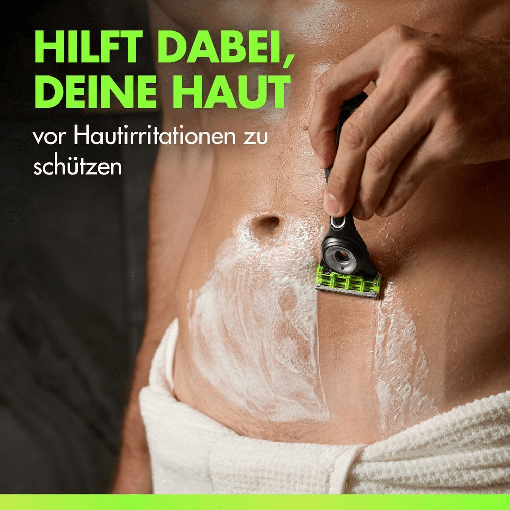 Nahaufnahme eines Mannes, der seinen Intimbereich/unteren Bauch mit dem Gillette Labs Body Rasierer und Gillette Labs Body 2-in-1 Rasiercreme + Waschgel rasiert. Dabei hat er ein Handtuch um die Taille gewickelt.