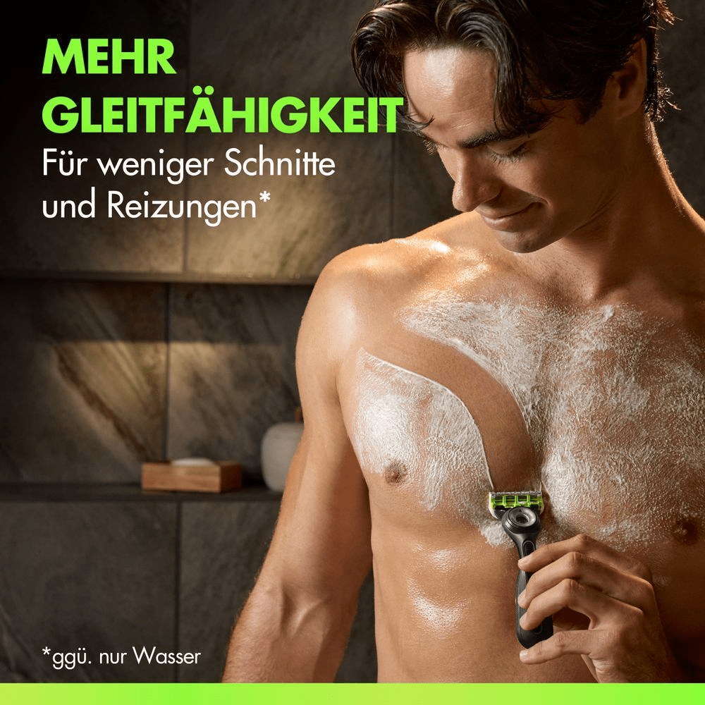 Bild eines Mannes, der sich mit dem Gillette Labs Body Rasierer und Gillette Labs Body 2-in-1 Rasiercreme + Waschgel die Brust rasiert. Der Rasierer hinterlässt eine Spur mit glatter Haut.