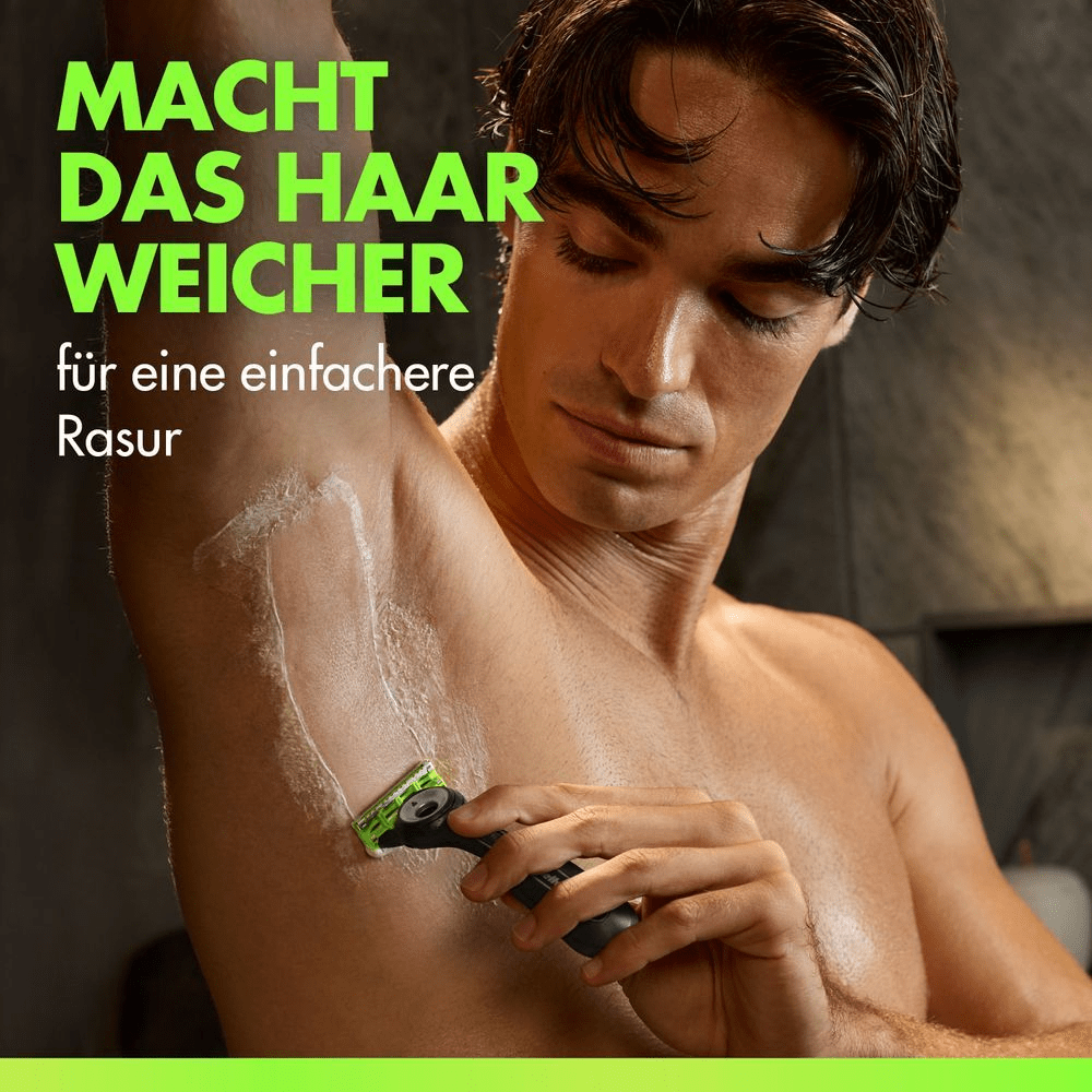 Ein Mann rasiert sich mit dem Gillette Labs Body Rasierer und Gillette Labs Body 2-in-1 Rasiercreme + Waschgel die Brust.
