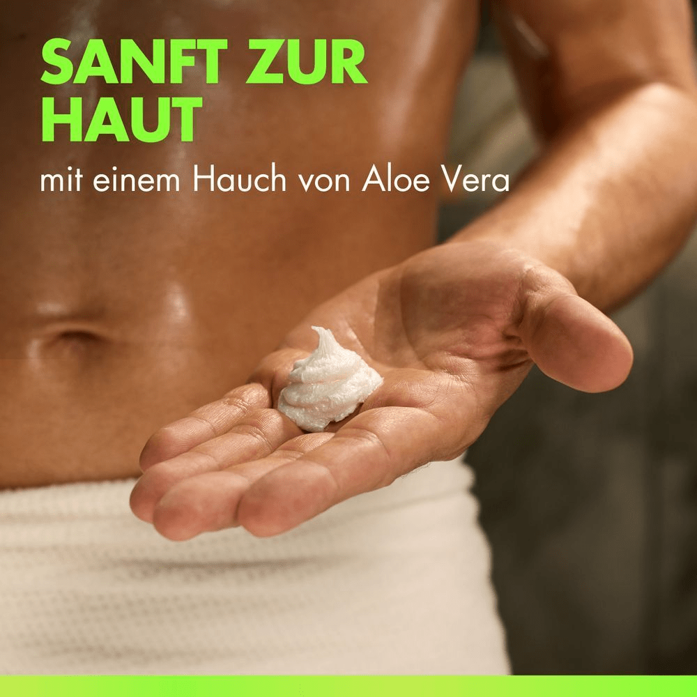 Nahaufnahme eines Mannes, der einen Klecks Gillette Labs Body 2-in-1 Rasiercreme + Waschgel in der Hand hält. Sein unterer Bauch ist zu sehen und er hat ein Handtuch um die Taille gewickelt.