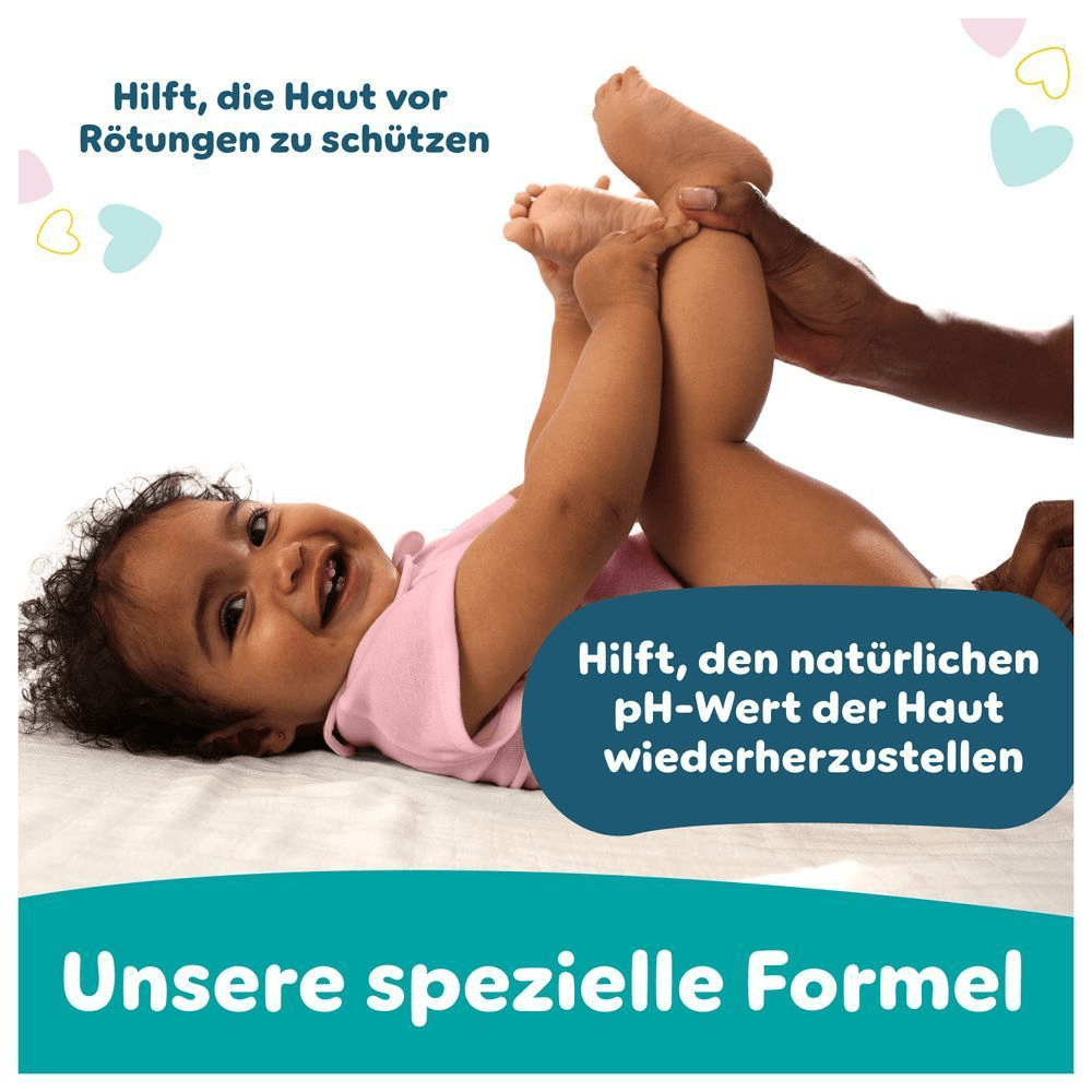 Ein Baby liegt auf dem Rücken und hält spielerisch seine Füße. Der Text hebt hervor, dass die spezielle Formel der Pampers Sensitive Baby-Feuchttücher hilft, die empfindliche Babyhaut vor Rötungen zu schützen und den natürlichen pH-Wert wiederherzustellen..
