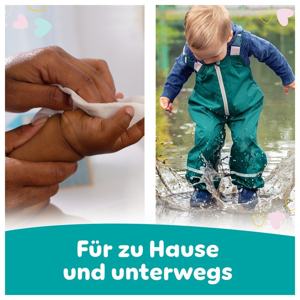 Eine Collage aus zwei Bildern zeigt, das Pampers Sensitive Baby-Feuchttücher sowohl zu Hause als auch unterwegs geeignet sind. Auf der linken Seite wird die Hand eines Babys sanft reinigt. Auf der rechten Seite plantscht ein Kleinkind in grünen Latzhosen fröhlich in einer schlammigen Pfütze.