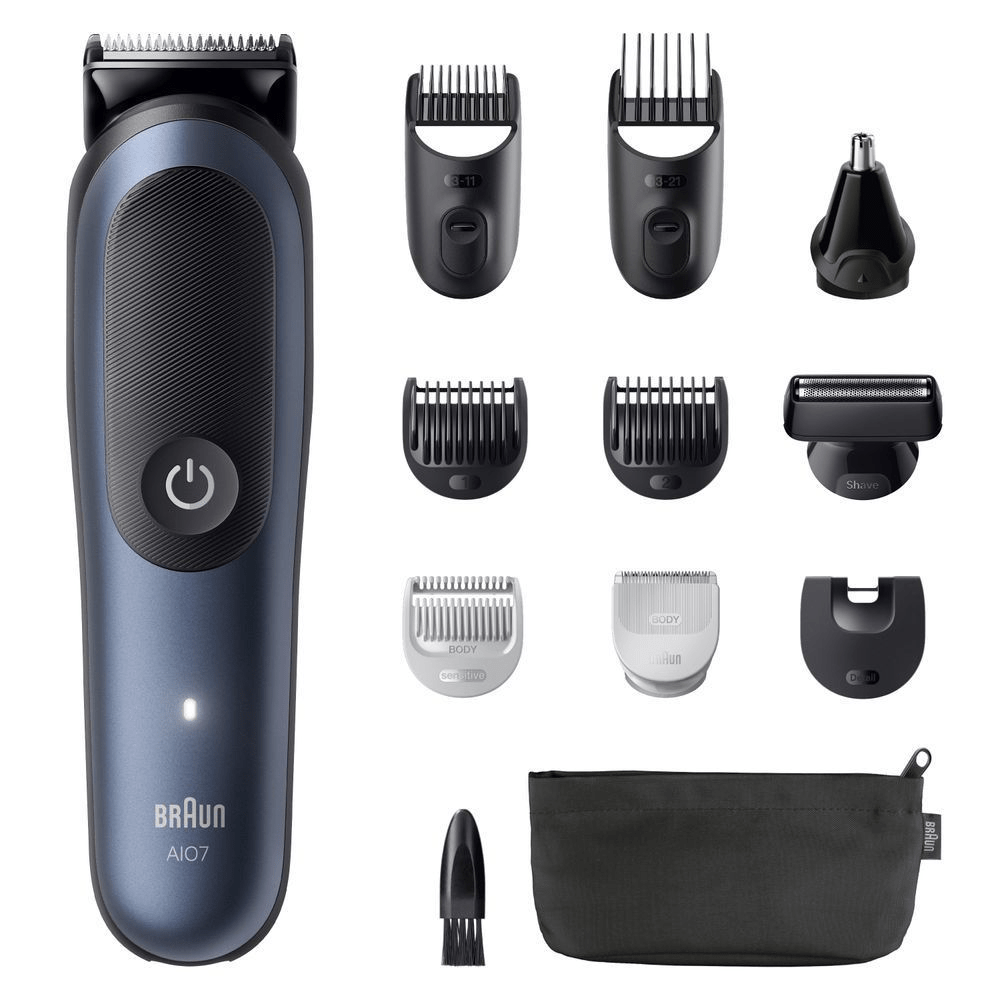 Braun AI07 Trimmer mit verschiedenen Aufsätzen für Bart, Körper, Nase und Ohren sowie Reinigungsbürste und Aufbewahrungstasche. [EN] Braun AI07 trimmer shown with multiple attachments, cleaning brush, and a storage bag. [DA] Braun AI07 trimmer vist med diverse tilbehør, inklusive afstandskamme, næsehårstrimmer og etui. [RO] Braun aparat de tuns AI07 prezentat cu toate accesoriile sale, inclusiv piepteni de diferite dimensiuni și capete pentru diferite zone ale corpului. [SV] Braun AI07 trimmer med flera tillbehör för skägg, kropp och näshår samt en förvaringsväska. [IT] Braun AI07 mostrata con la sua confezione e i suoi numerosi accessori per la cura della persona. [CS] Braun AI07 zastřihovač vousů s kompletní sadou nástavců pro styling a úpravu chloupků na těle. [HU] Braun AI07 testszőrnyíró a csomagolásával és a mellékelt tartozékokkal, beleértve a különböző fejeket és a tárolótáskát. [SK] Braun AI07 zastrihávač brady zobrazený s príslušenstvom, vrátane viacerých nástavcov a cestovného puzdra. [FI] Braun AI07 -trimmeri ja sen mukana tulevat lisäosat, mukaan lukien useita trimmauskampoja ja säilytyspussi. [NO] Braun AI07 trimmer vist med sine mange tilbehør, inkludert kammer, presisjonstrimmerhode og oppbevaringspose. [ES] Braun AI07 recortadora de barba mostrada con sus múltiples accesorios de peinado y bolsa de transporte.;