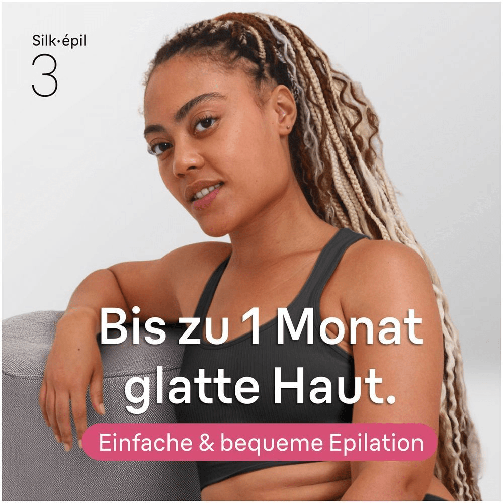 Nahaufnahme des Oberkörpers einer Frau, die auf dem Boden sitzt und sich an einen Hocker lehnt.