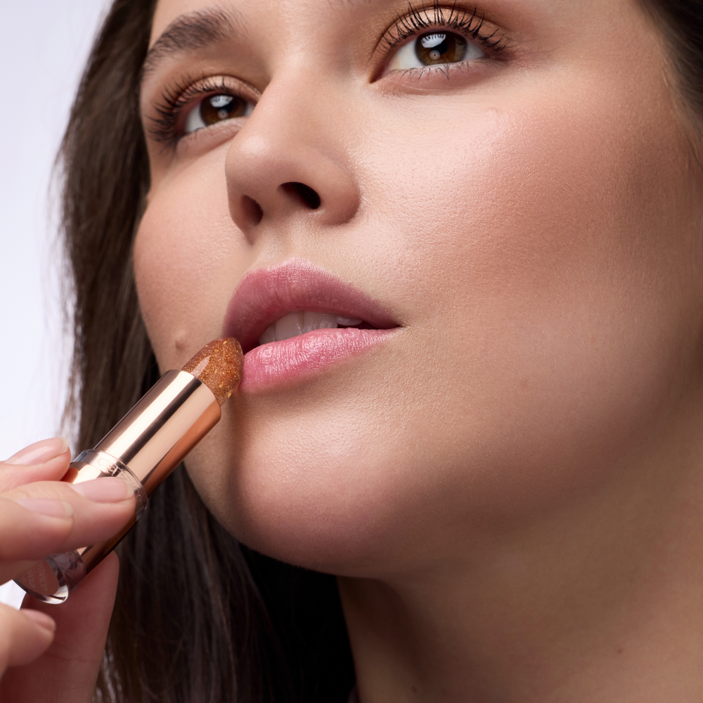 Bild: Catrice Glam In Gold Glow Lip Balm 