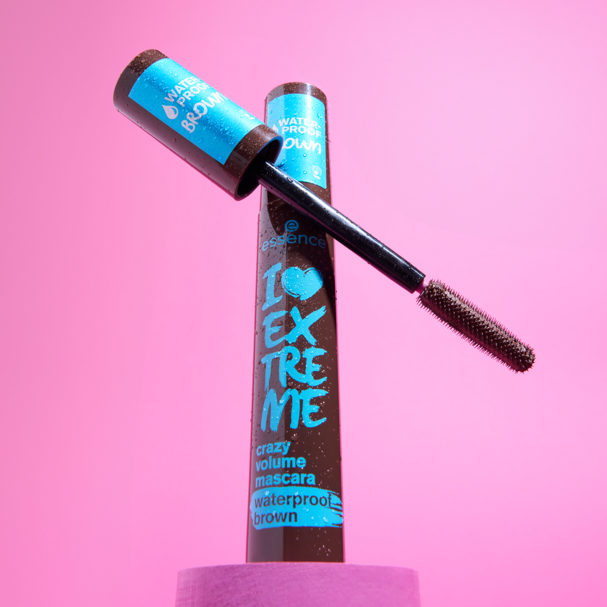 Bild: essence I LOVE EXTREME crazy volume mascara waterproof brown Cozy Brown