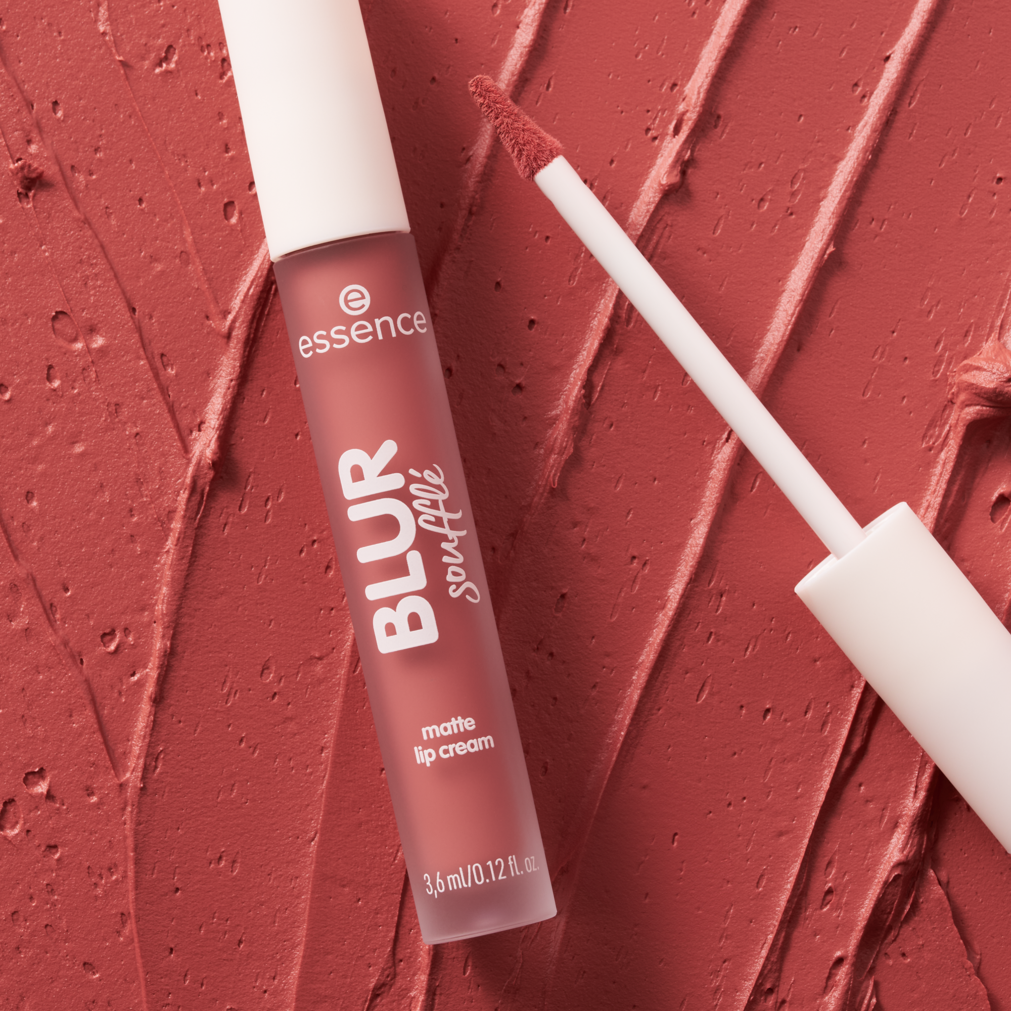 Bild: essence BLUR soufflé matte lip cream Hot Offline 03
