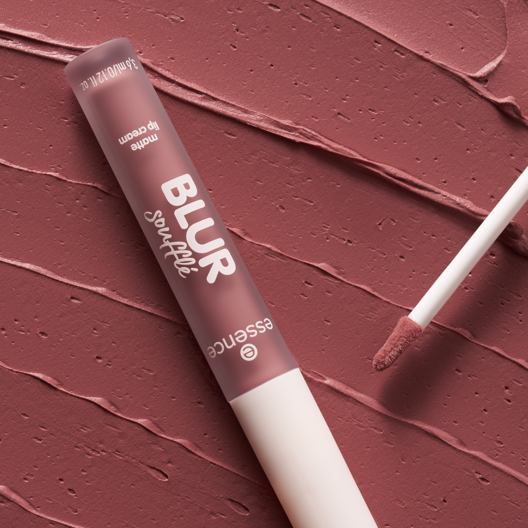 Bild: essence BLUR soufflé matte lip cream Pillow Talking 06