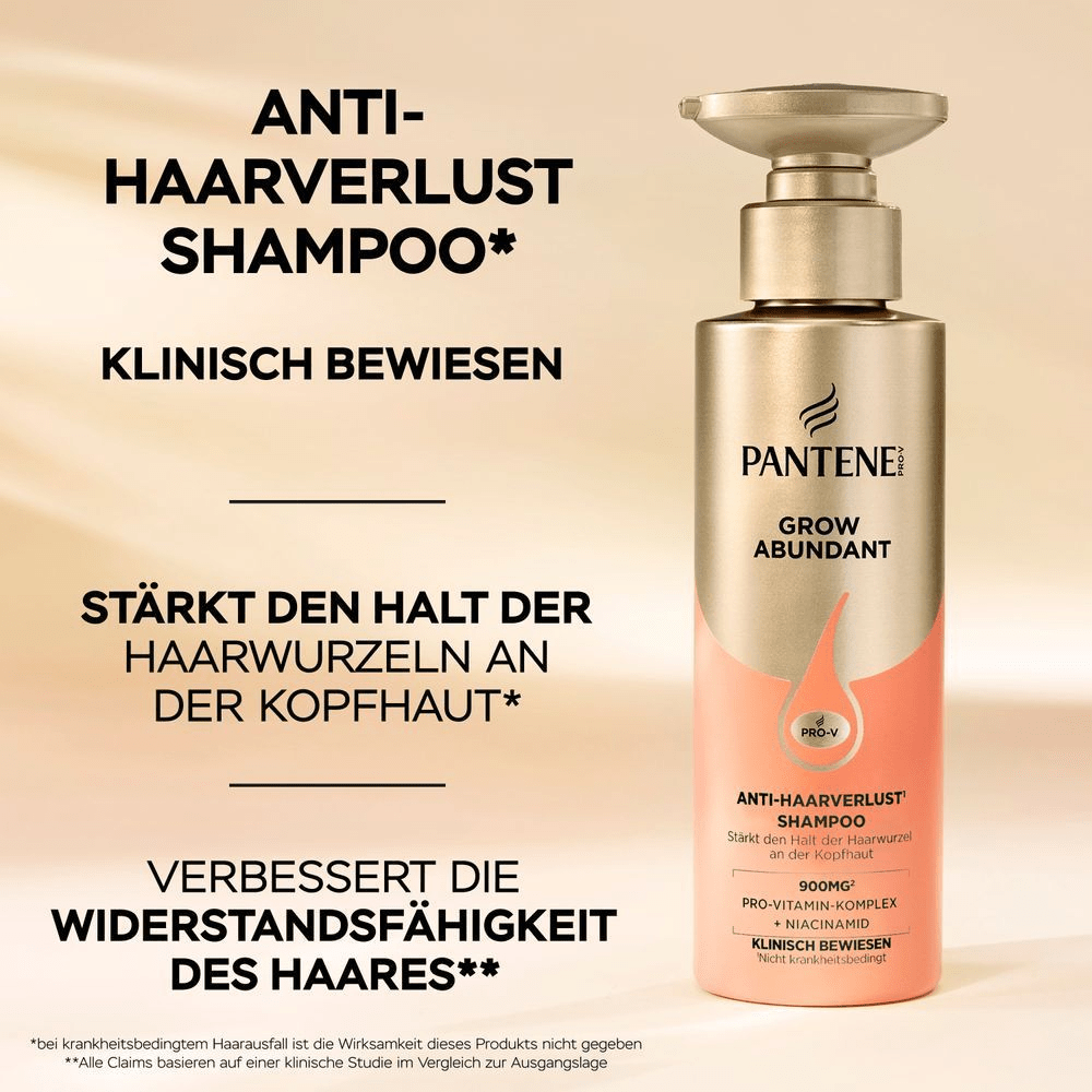 Eine Pantene Pro-V Grow Abundant Anti-Haarverlust Shampoo Flasche mit Pumpspender steht auf einem beigefarbenen Hintergrund. Daneben stehen in schwarzer Schrift die Vorteile des Produkts: Stärkt den Halt der Haarwurzel an der Kopfhaut*, Reduziert Haarverlust*, Verbessert die Haarresilienz**.