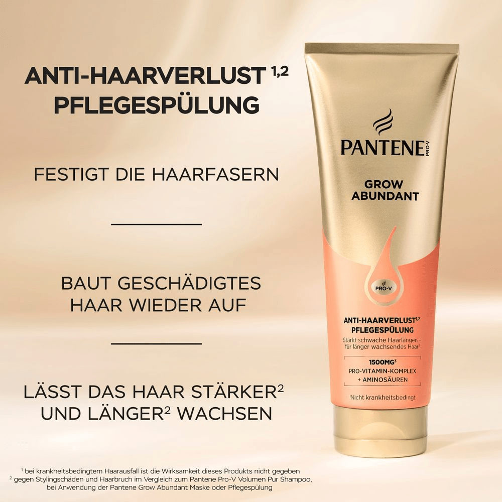 Eine Pantene Pro-V Grow Abundant Anti-Haarverlust Pflegespülung in einer pfirsichfarbenen Tube steht auf einem beigefarbenen Hintergrund. Daneben stehen in schwarzer Schrift die Vorteile des Produkts: Stärkt die Haarfasern, Macht das Haar 5x stärker*, Lässt das Haar stärker und länger wachsen*.