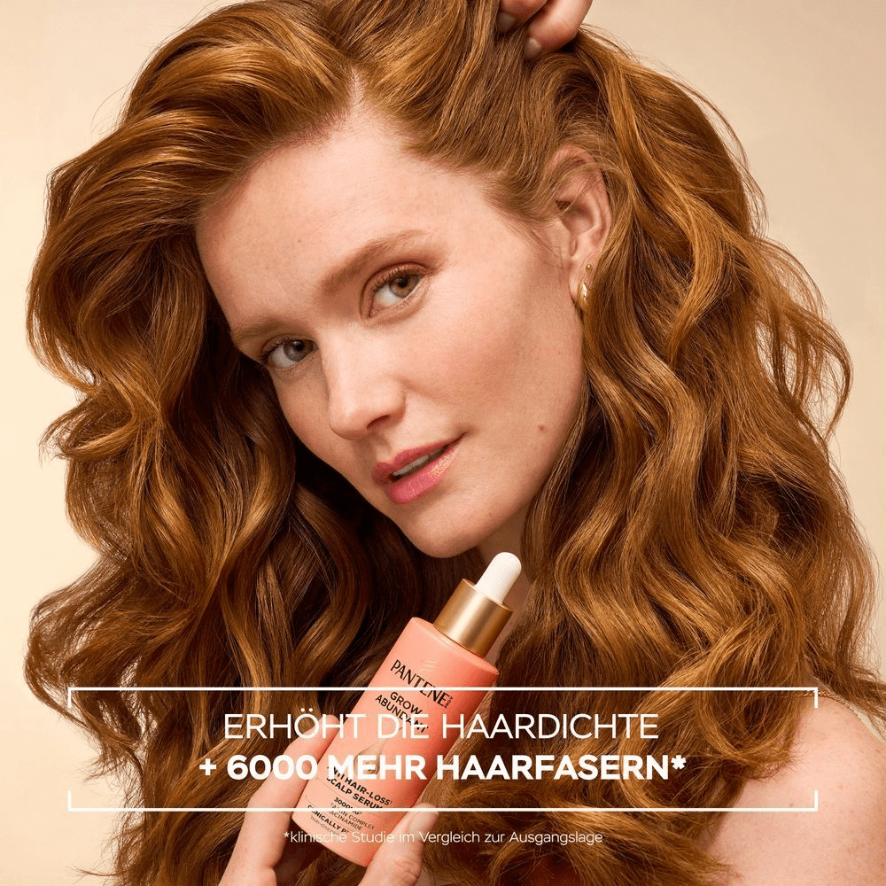Eine Frau mit langem, glänzendem, dunklem Haar, von hinten gesehen, hält eine Pantene Pro-V Grow Abundant Anti-Haarverlust Kopfhautserumflasche vor ihrem Kopf. Der Hintergrund ist beige. Am unteren Bildrand ist ein weißer Kasten mit schwarzer Schrift zu sehen: VERRINGERT HAARVERLUST UM 90%*.