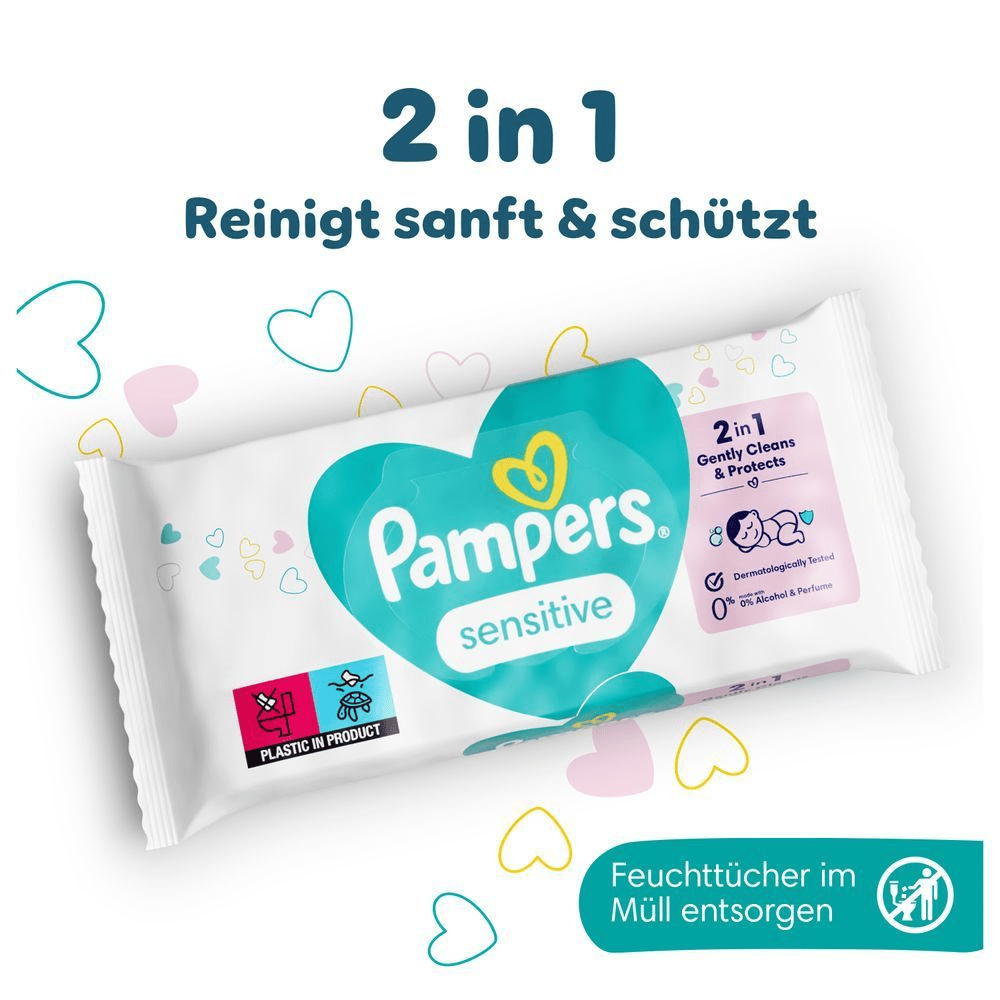 Eine Packung Pampers Sensitive Baby-Feuchttücher liegt auf einem weißen Hintergrund mit bunten Herzen. Der Text betont den 2-in-1-Vorteil von sanfter Reinigung und Schutz und erinnert daran, dass sie im Müll entsorgt werden sollen.