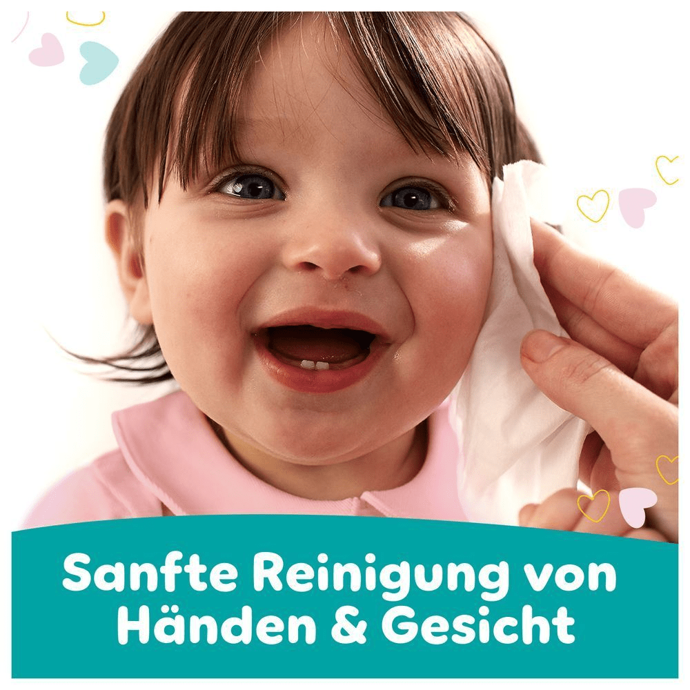 Ein fröhliches Baby wird sanft an der Wange sanft mit einem Pampers Sensitive Baby-Feuchttuch abgewischt. Der Text unter dem Bild hebt hervor, dass sich hervorragend für Hände und Gesicht eignen.