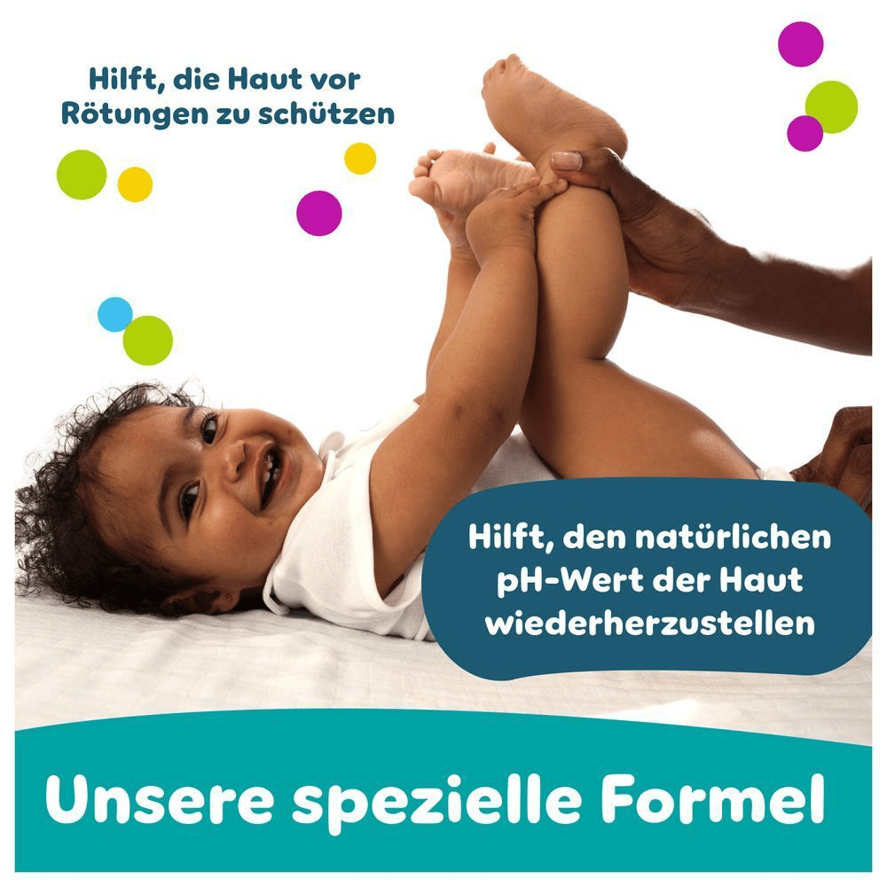 Ein Baby liegt auf dem Rücken und hält spielerisch seine Füße. Der Text hebt hervor, dass die spezielle Formel der Pampers Fresh Clean Baby-Feuchttücher hilft, die empfindliche Babyhaut vor Rötungen zu schützen und den natürlichen pH-Wert wiederherzustellen.