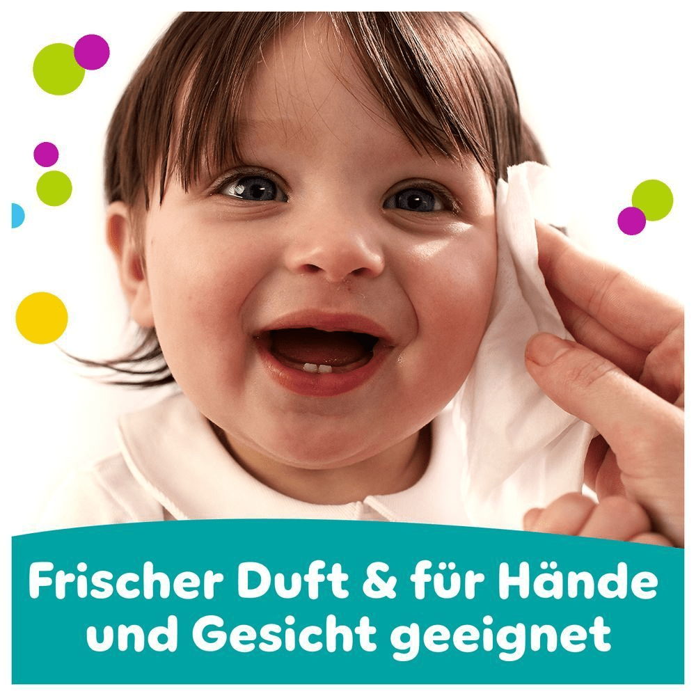 Ein fröhliches Baby wird sanft an der Wange sanft mit einem Pampers Fresh Clean Baby-Feuchttuch abgewischt. Der Text unter dem Bild hebt hervor, dass die Feuchttücher leicht parfümiert sind und sich hervorragend für Hände und Gesicht eignen.