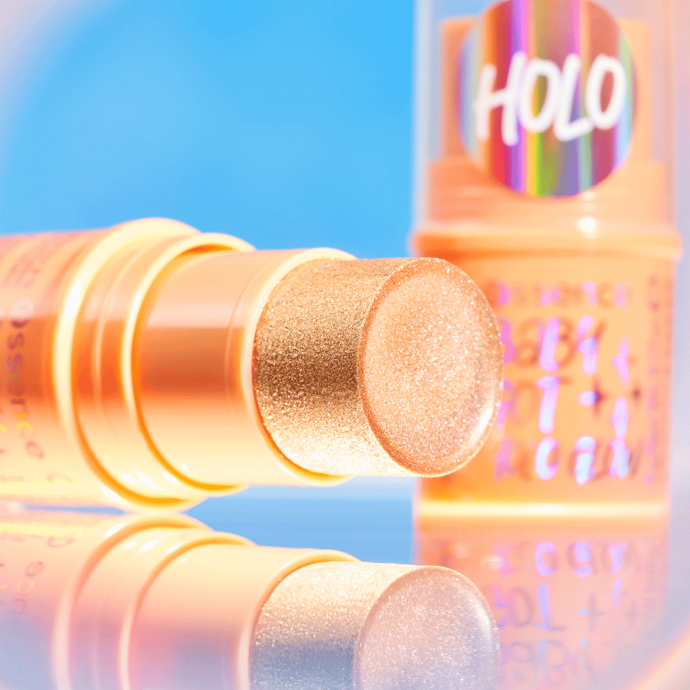 Bild: essence BABY GOT HOLO GLOW highlighter stick Holy Apricotly