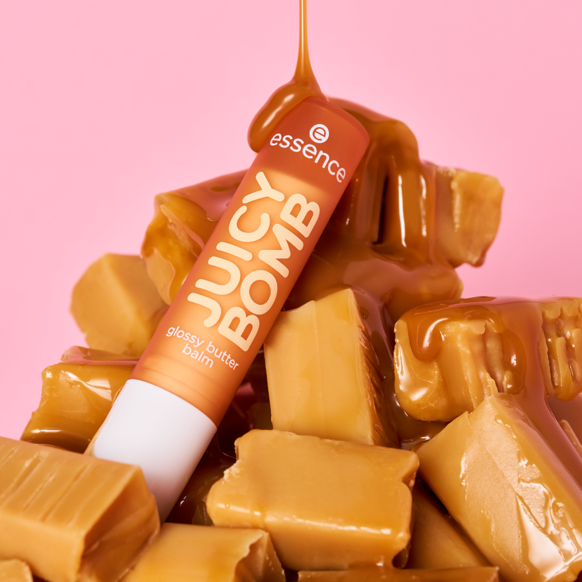 Bild: essence JUICY BOMB glossy butter balm Caramelt My Heart Caramelt My Heart