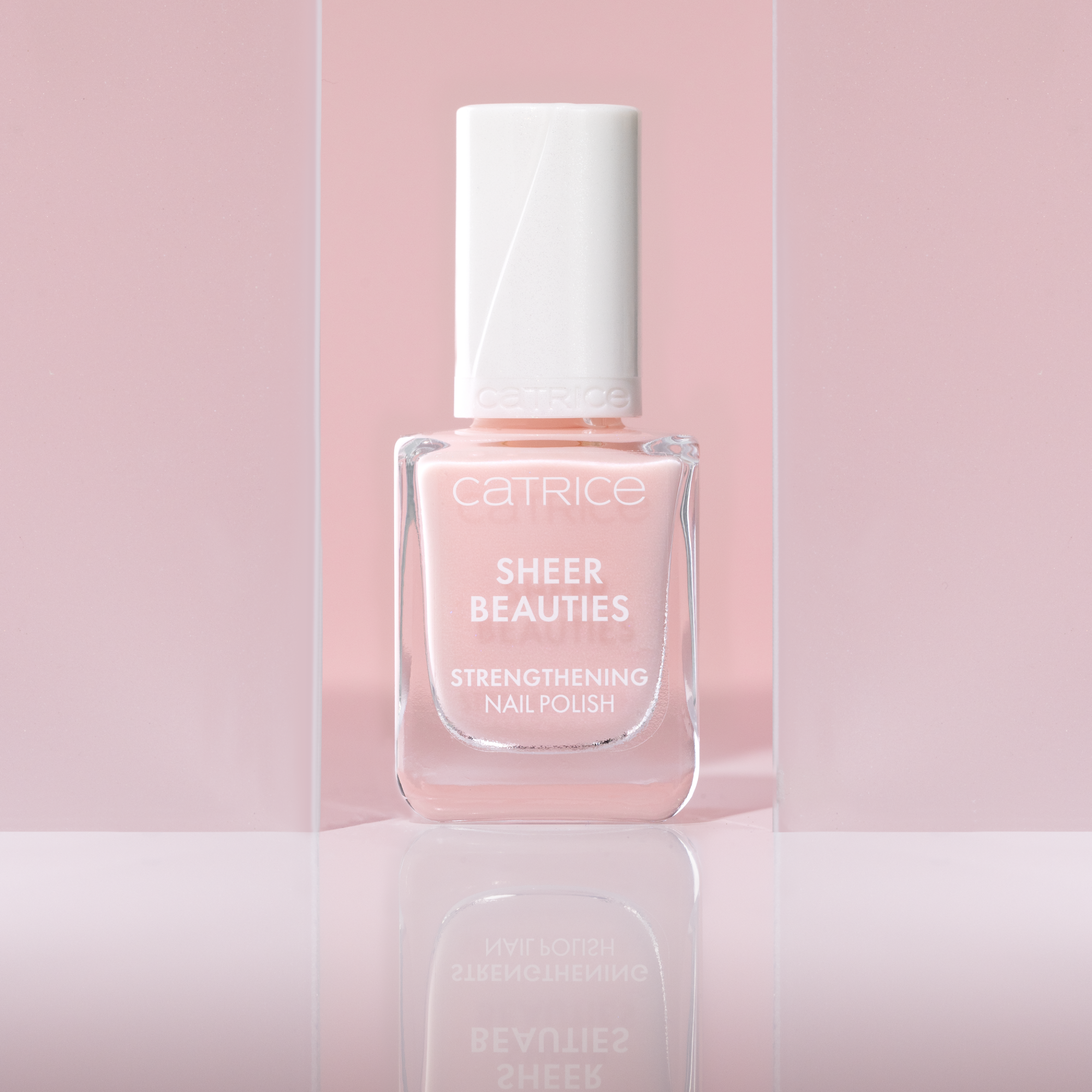 Bild: Catrice Sheer Beauties Strengthening Nail Polish Fluffy Cotton Candy 040