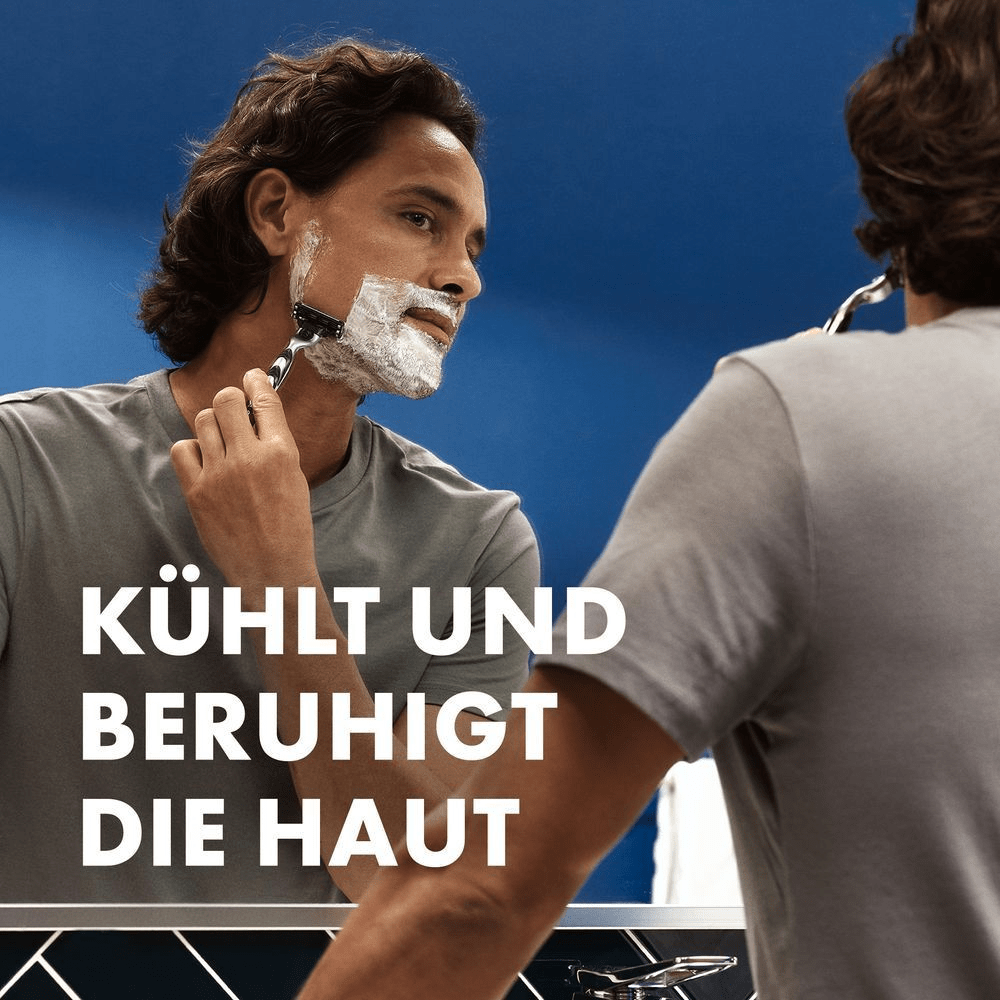 Gillette Series: Mann rasiert sich vor dem Spiegel; Text hebt die kühlende und beruhigende Wirkung auf die Haut hervor.