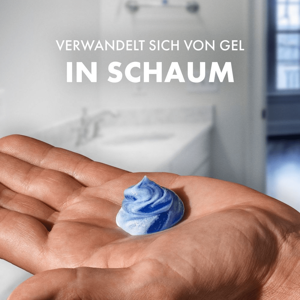 Gillette Series Rasiergel verwandelt sich in der Handfläche von Gel in reichhaltigen Schaum.