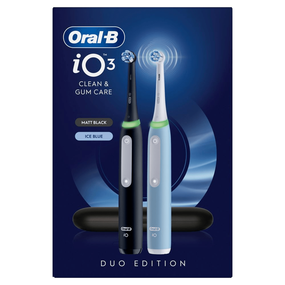 Verpackung der Oral-B iO 3 Duo Edition Zahnbürsten in Matt Black und Ice Blue für Reinigung und Zahnfleischpflege. [DA] Oral-B iO 3 Duo Edition eltandbørster i farverne mat sort og isblå, til ren og skånsom tandpleje. [RO] Periuțe de dinți electrice Oral-B iO3 Duo Edition, Matt Black și Ice Blue, pentru curățare și îngrijirea gingiilor. [SV] Oral-B iO 3 Duo Edition eltandborstar i mattsvart och isblått för rengöring och tandköttsvård. [IT] Oral-B iO3 spazzolini elettrici Duo Edition per Clean & Gum Care, nei colori nero opaco e azzurro ghiaccio. [FI] Oral-B iO3 -sähköhammasharjan pakkaus, jossa kaksi harjaa: mattamusta ja jäänsininen. Duo Edition. [NO] Oral-B iO 3 Duo Edition tannbørster i matt svart og isblå for renhet og tannkjøttpleie. [ES] Oral-B iO3 Duo Edition en negro mate y azul hielo, destacando su cuidado limpio y de encías.