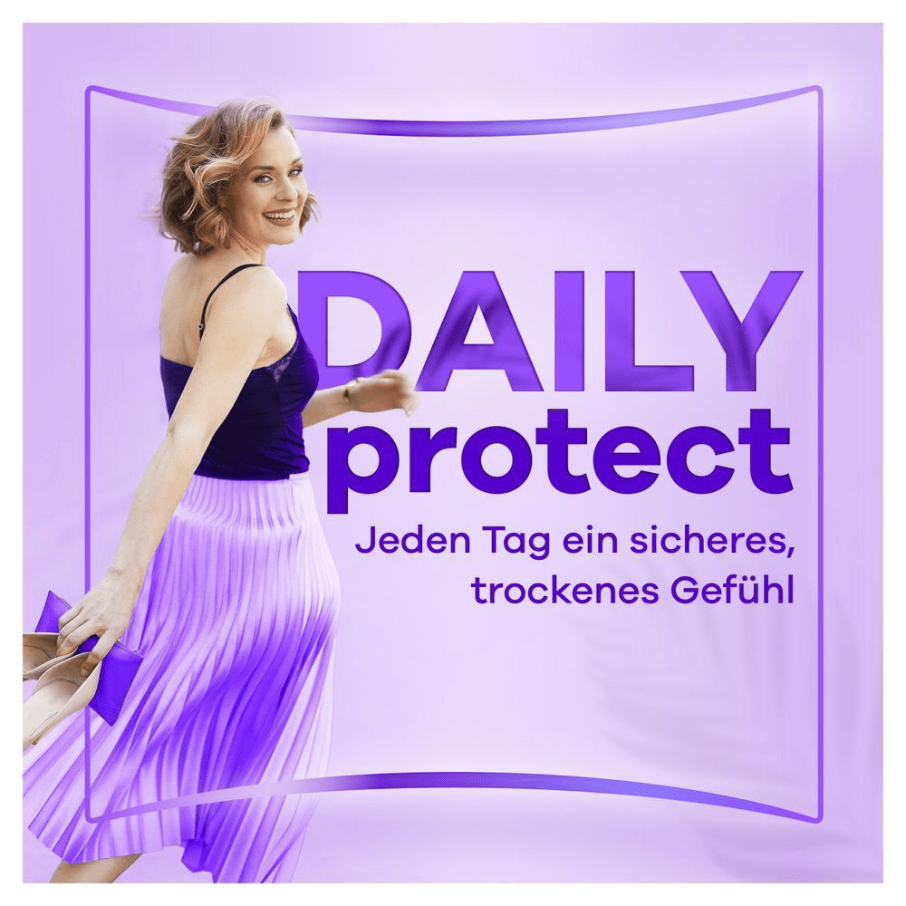 Frau, die selbstbewusst lächelt und Schuhe in der Hand hält, mit dem Slogan "Daily protect: Jeden Tag ein sicheres, trockenes Gefühl".