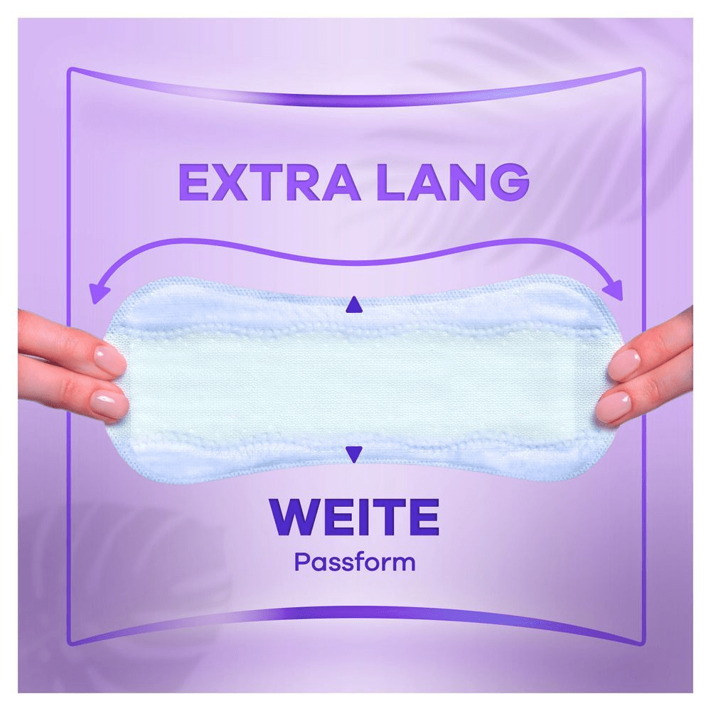 Always Slipeinlage, die "Extra Lang" und eine "weite Passform" für mehr Komfort bietet, wird von Händen gehalten.