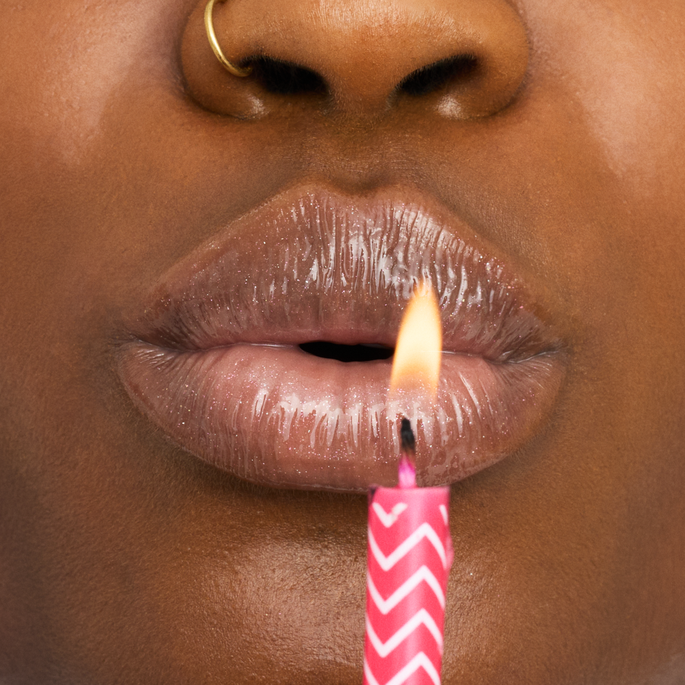 Bild: essence BIRTHDAY BOMB shiny lipgloss Cake My Day!